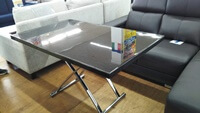リビングテーブルは、高さ・サイズ調整ができる利便性をプラス！